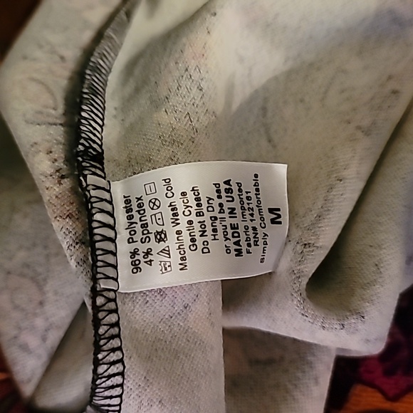 Floral Patterned Skirt - Black and Red - Picture 4 of 4